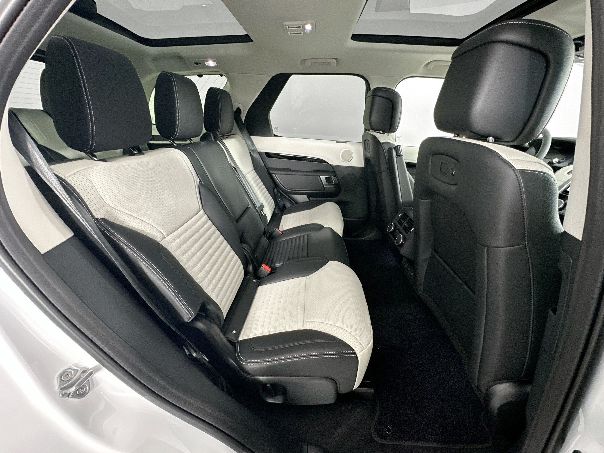 new 2025 Land Rover Discovery car, priced at $65,953