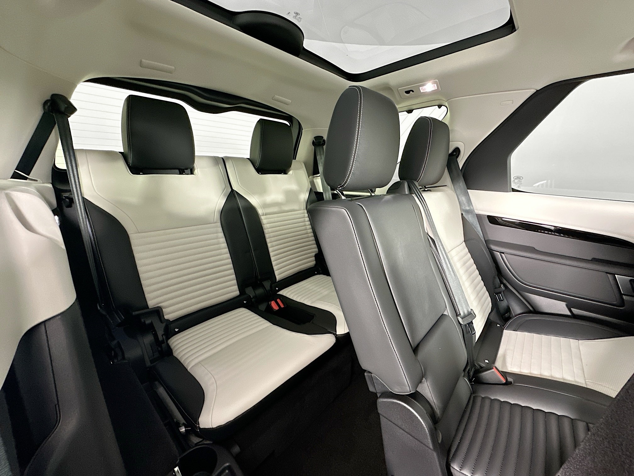 new 2025 Land Rover Discovery car, priced at $65,953