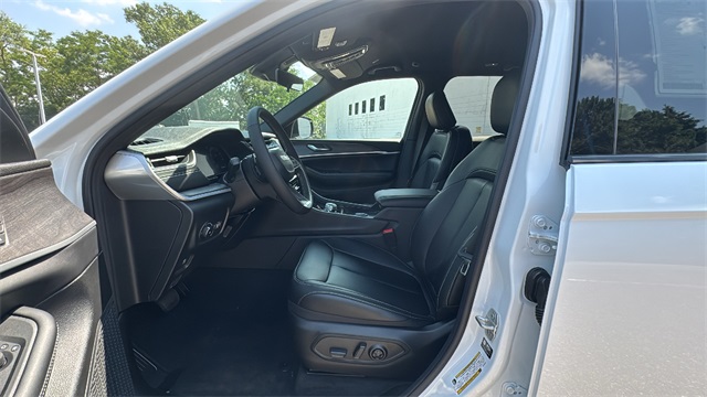 new 2025 Jeep Grand Cherokee car, priced at $46,922
