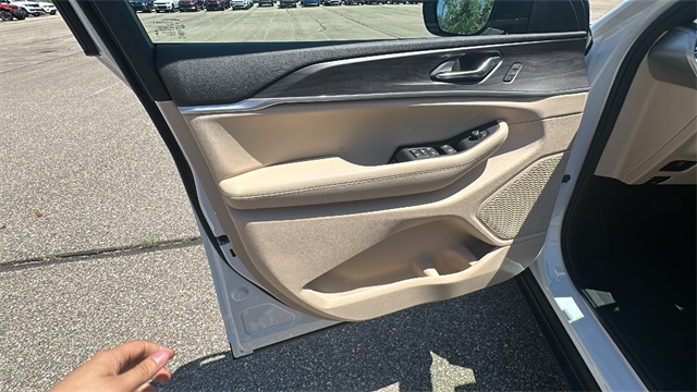 new 2025 Jeep Grand Cherokee car, priced at $44,494