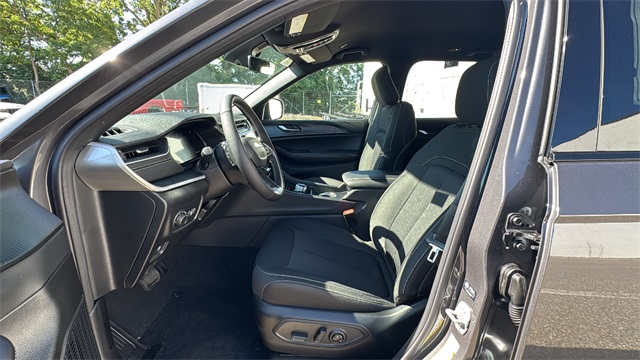 new 2025 Jeep Grand Cherokee car, priced at $42,179