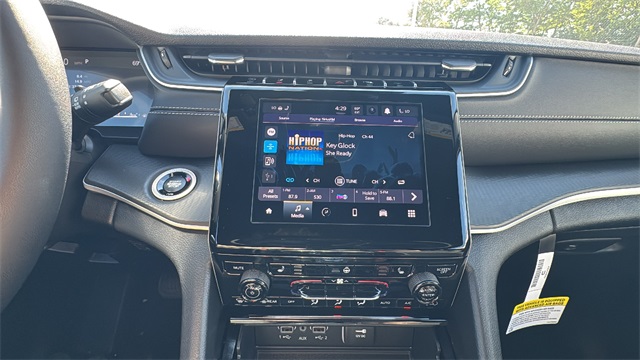 new 2025 Jeep Grand Cherokee car, priced at $42,179