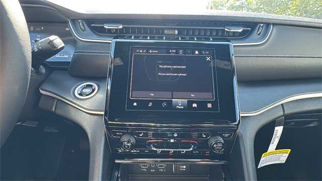 new 2025 Jeep Grand Cherokee car, priced at $42,179
