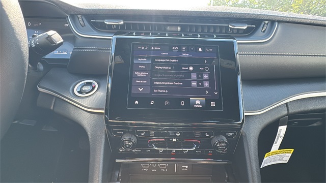 new 2025 Jeep Grand Cherokee car, priced at $42,179