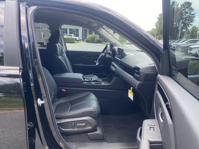 new 2025 Honda Pilot car, priced at $47,050