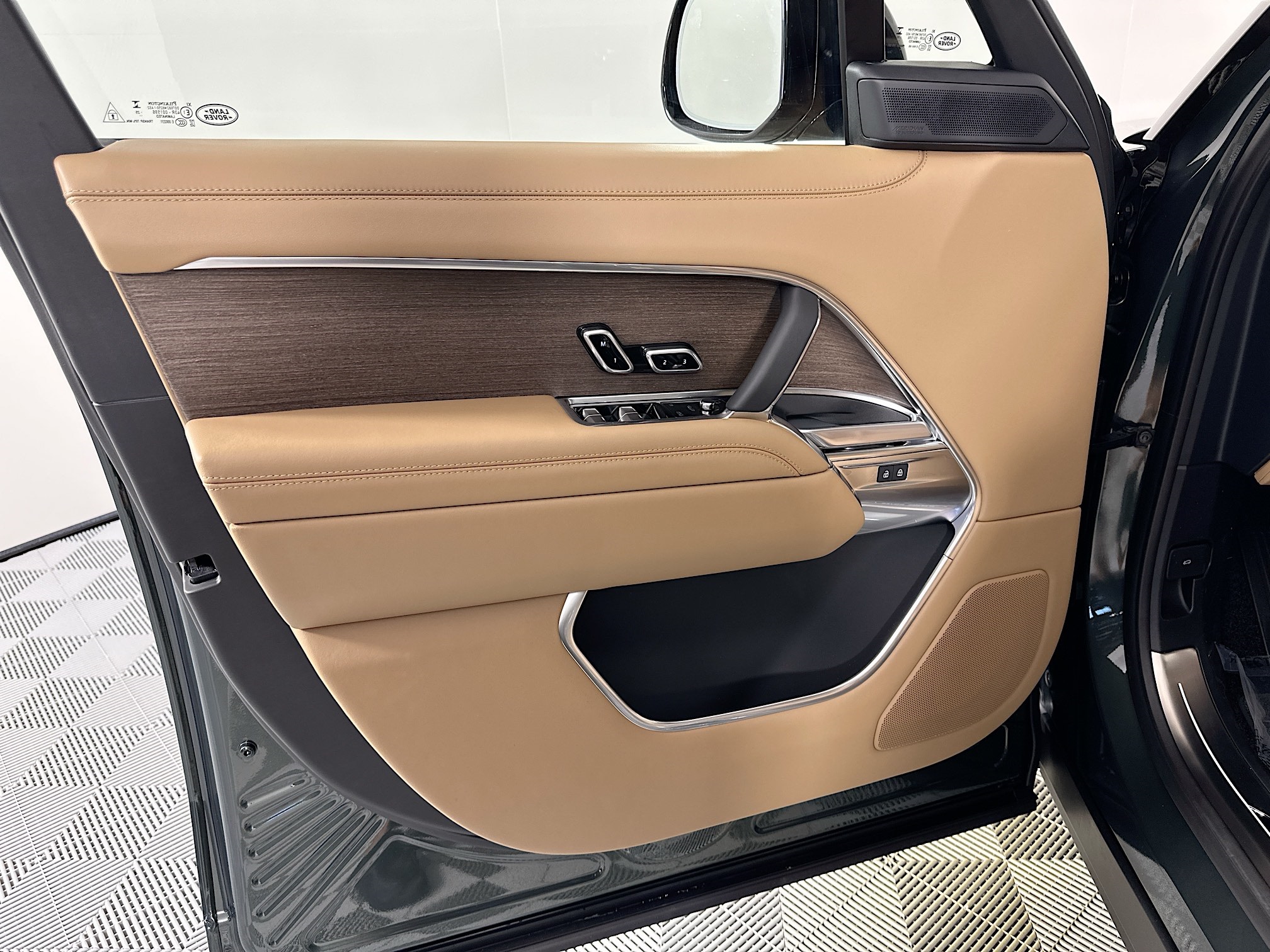 new 2025 Land Rover Range Rover Plug-In Hybrid car, priced at $135,635