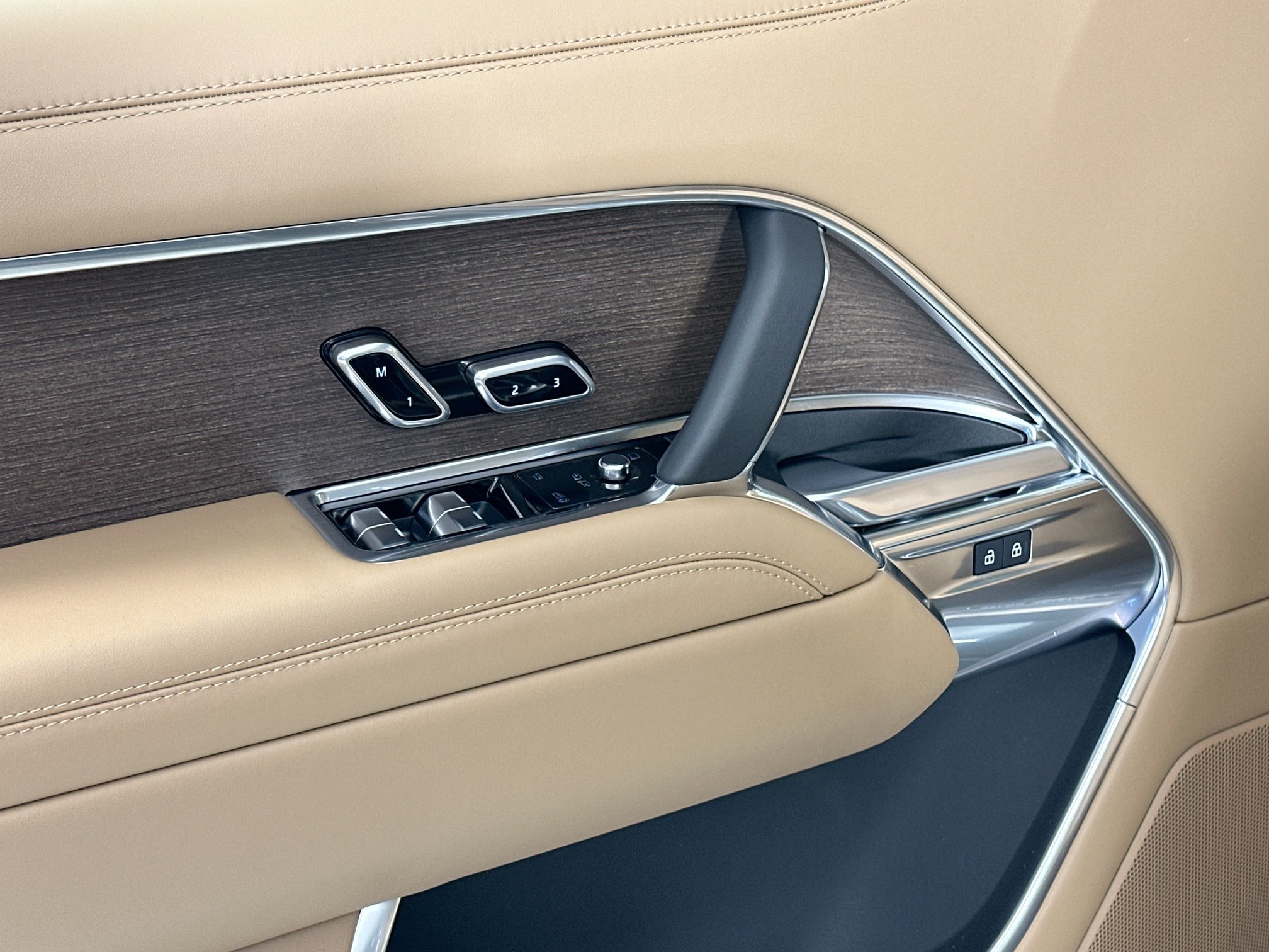 new 2025 Land Rover Range Rover Plug-In Hybrid car, priced at $135,635