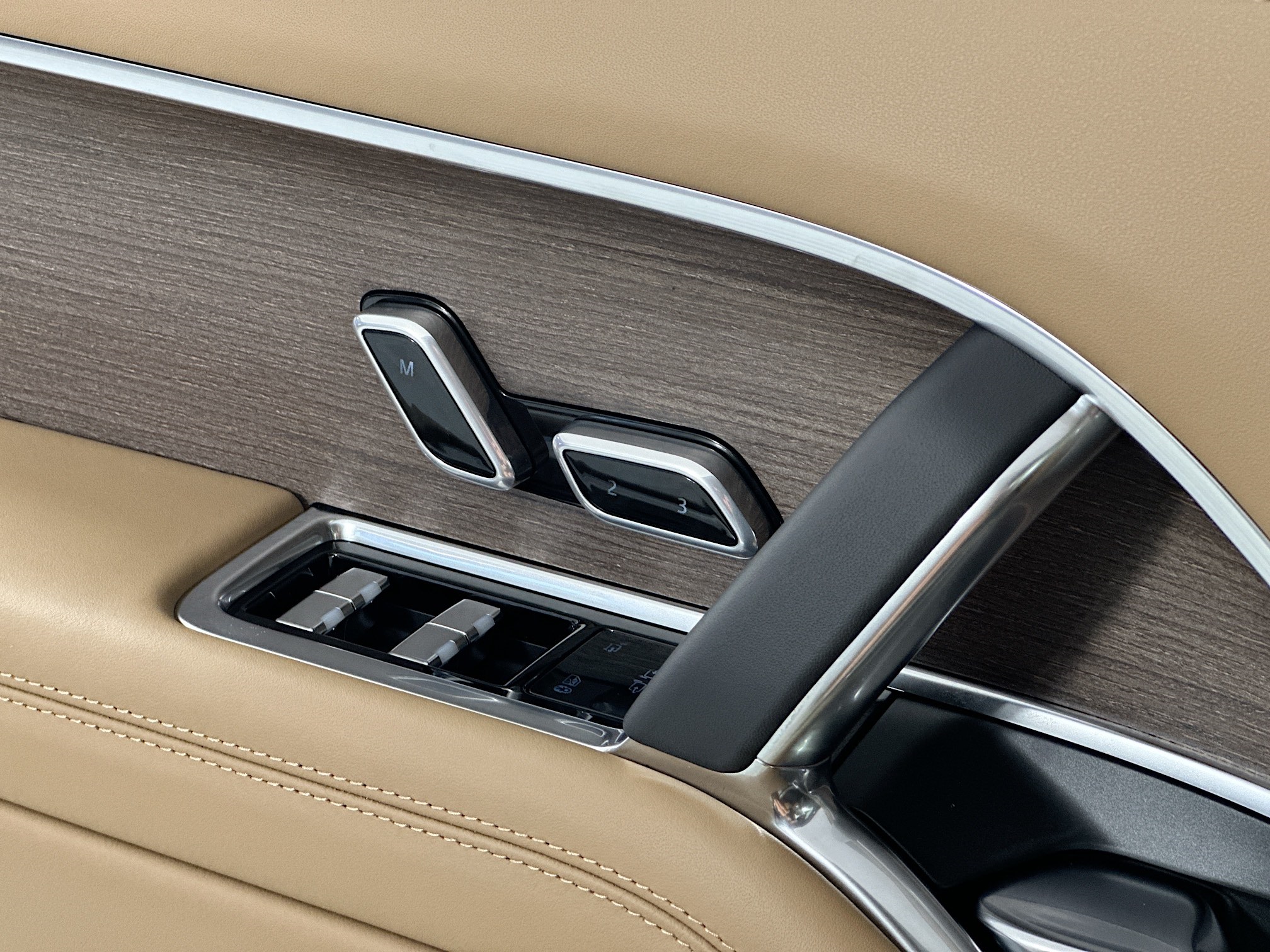 new 2025 Land Rover Range Rover Plug-In Hybrid car, priced at $135,635
