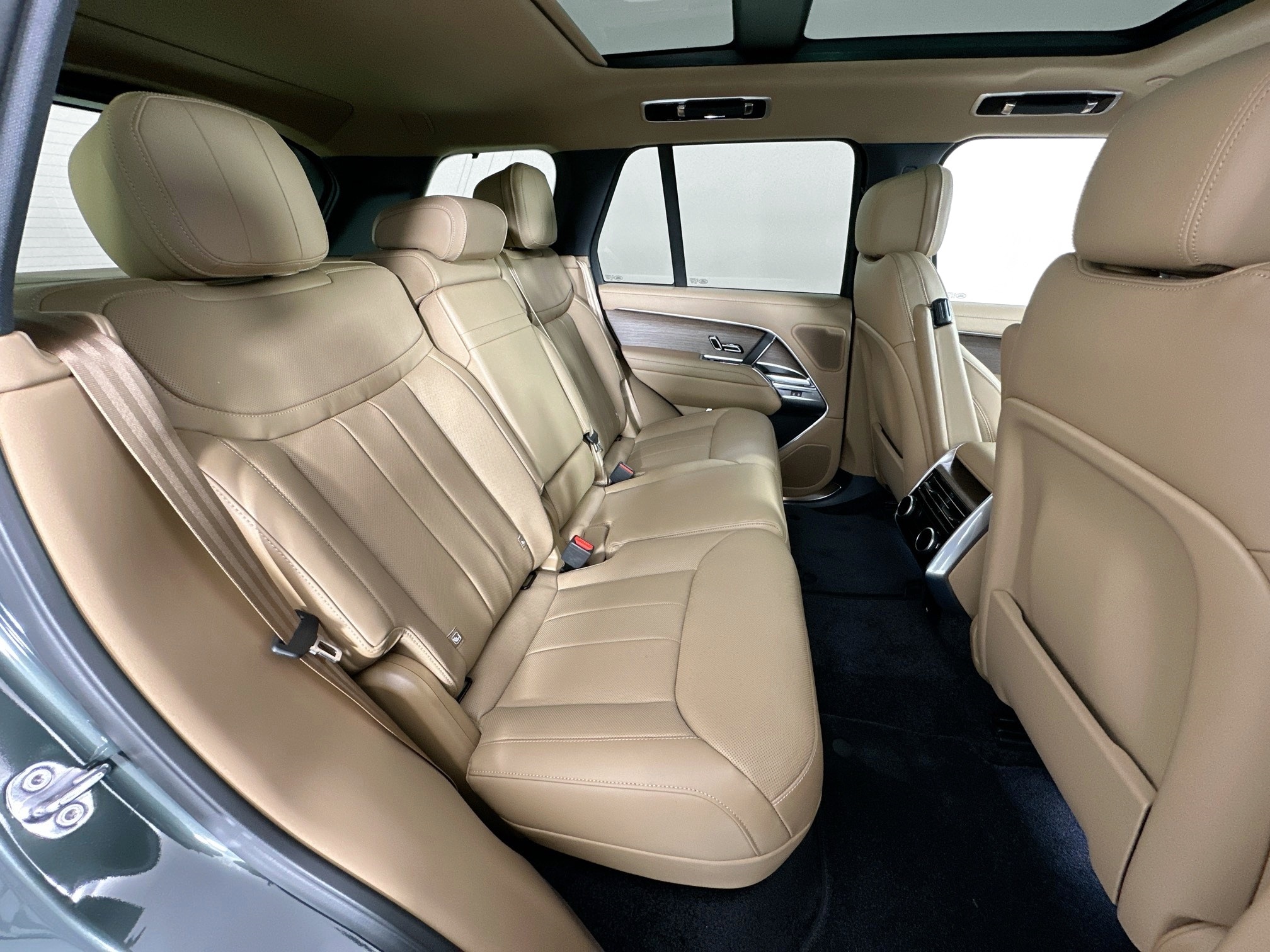 new 2025 Land Rover Range Rover Plug-In Hybrid car, priced at $135,635