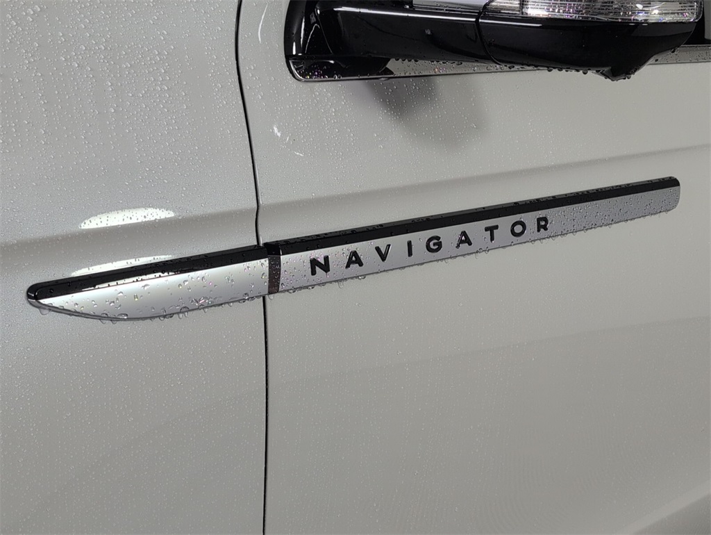 new 2025 Lincoln Navigator car, priced at $100,089