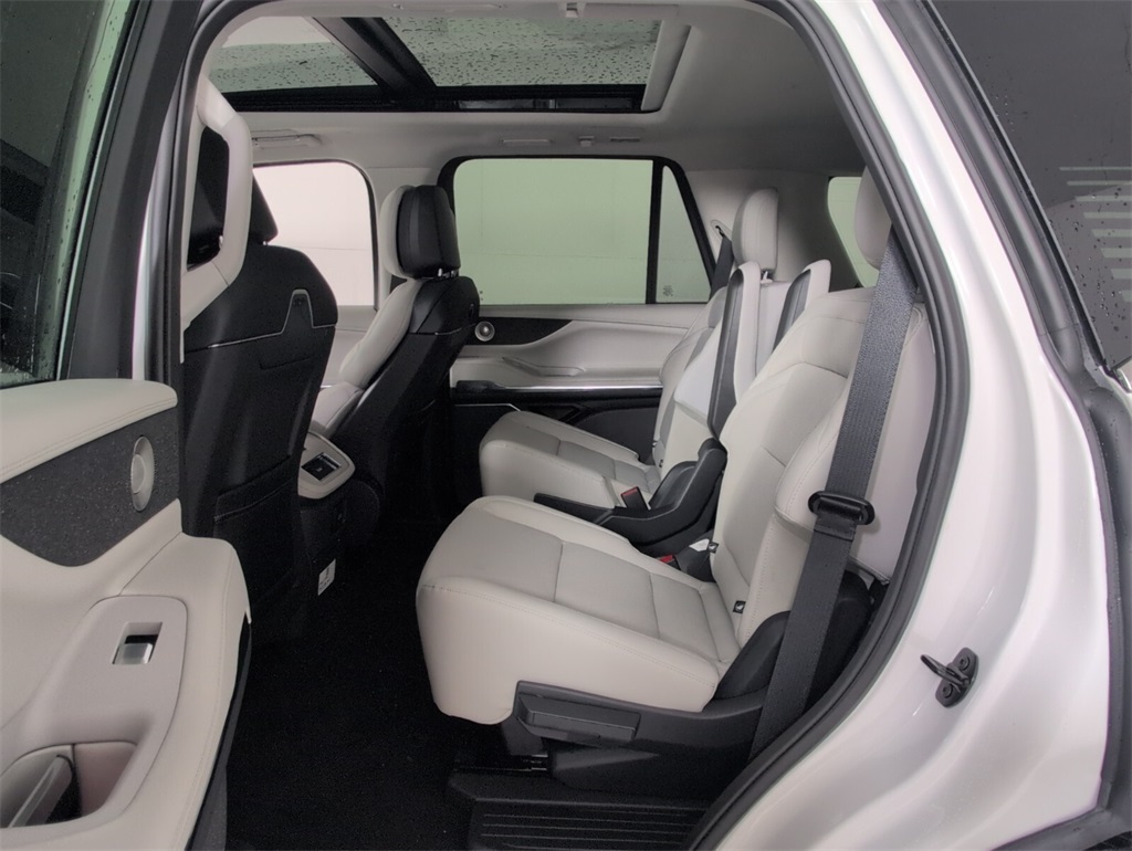new 2025 Lincoln Navigator car, priced at $100,089