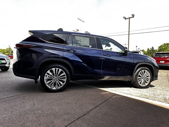 new 2025 Toyota Highlander Hybrid car