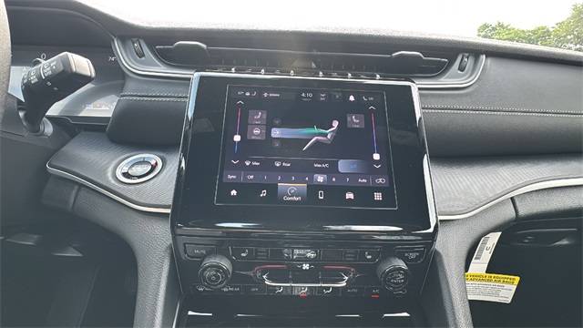 new 2025 Jeep Grand Cherokee car, priced at $43,735