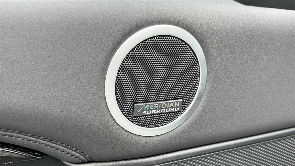 new 2025 Land Rover Discovery car, priced at $64,665