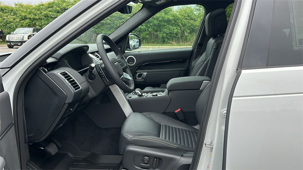 new 2025 Land Rover Discovery car, priced at $64,665