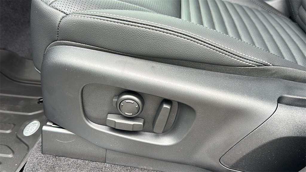 new 2025 Land Rover Discovery car, priced at $64,665