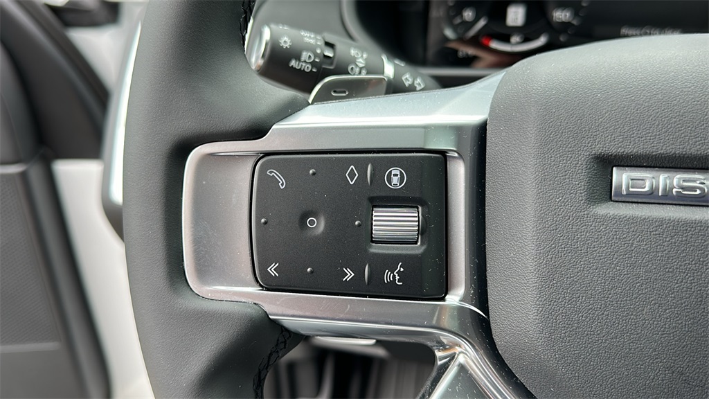 new 2025 Land Rover Discovery car, priced at $64,665