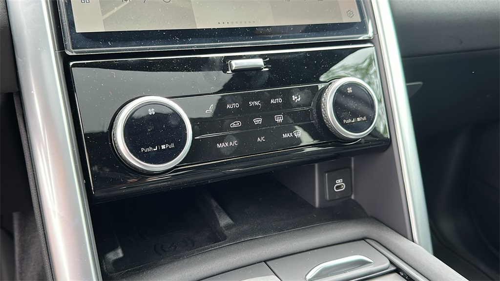 new 2025 Land Rover Discovery car, priced at $64,665