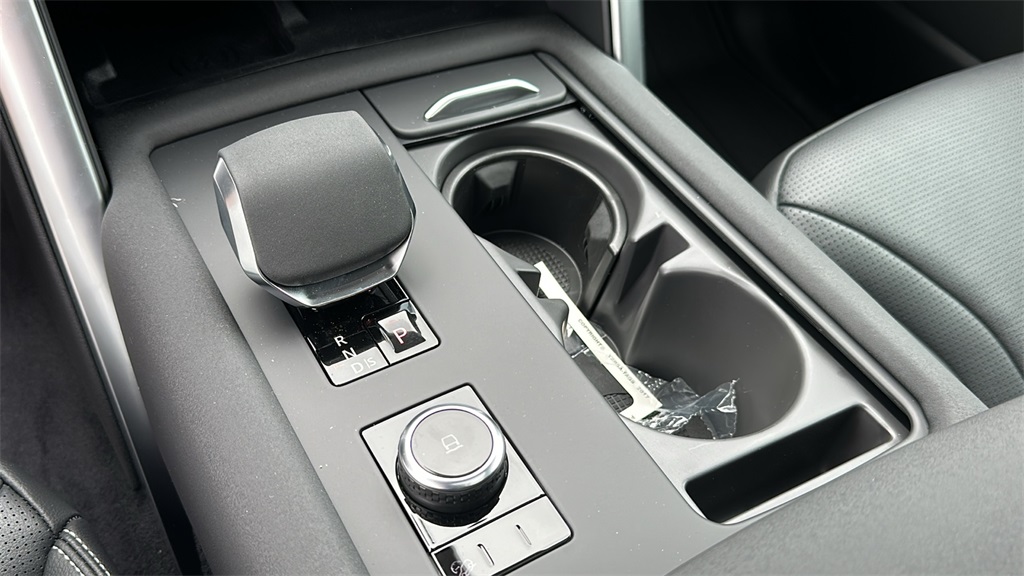 new 2025 Land Rover Discovery car, priced at $64,665