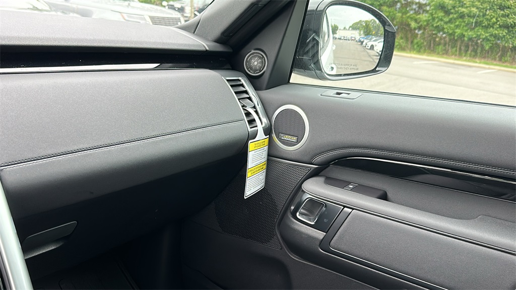 new 2025 Land Rover Discovery car, priced at $64,665