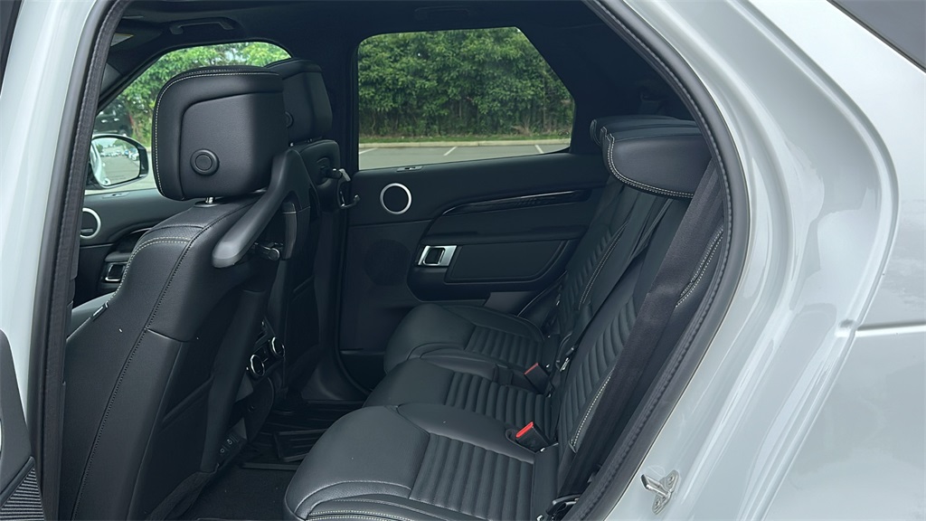 new 2025 Land Rover Discovery car, priced at $64,665