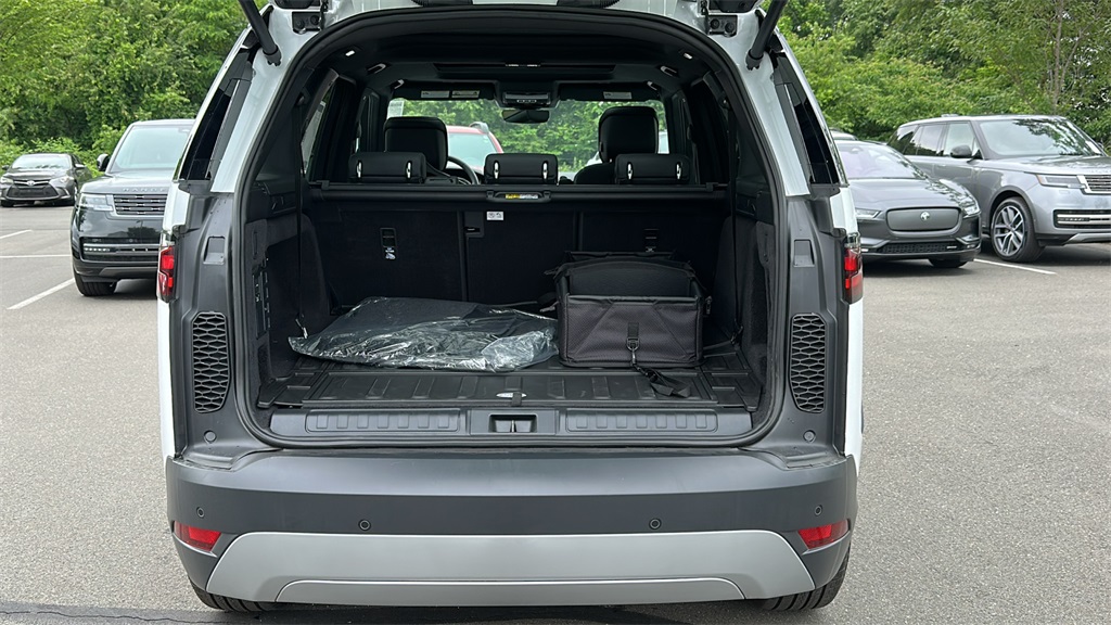 new 2025 Land Rover Discovery car, priced at $64,665