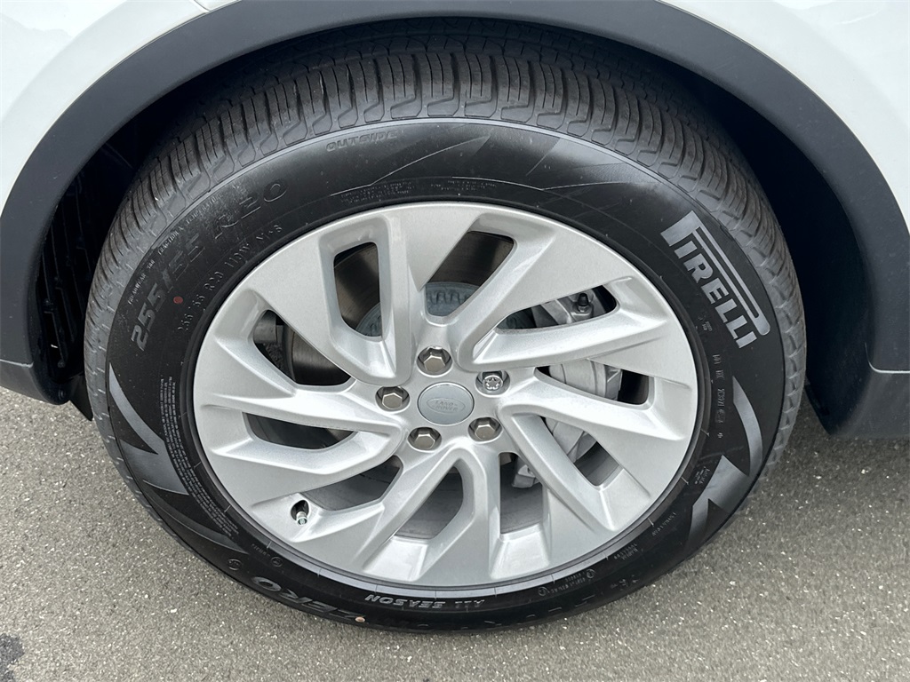 new 2025 Land Rover Discovery car, priced at $64,665