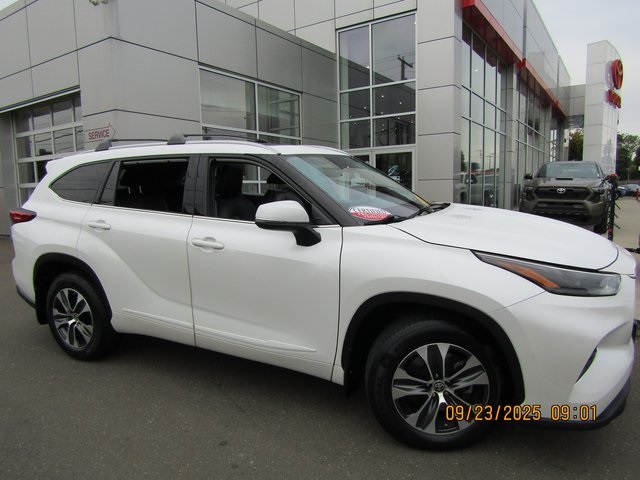 used 2022 Toyota Highlander car, priced at $31,999