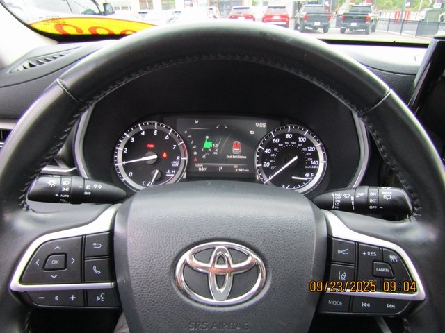 used 2022 Toyota Highlander car, priced at $31,999