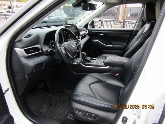 used 2022 Toyota Highlander car, priced at $31,999
