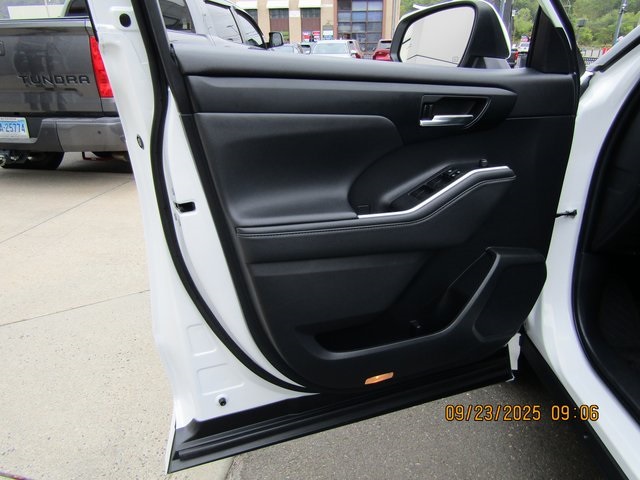 used 2022 Toyota Highlander car, priced at $31,999