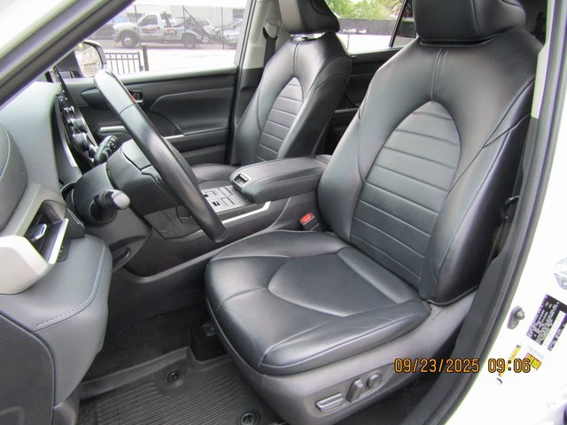 used 2022 Toyota Highlander car, priced at $31,999