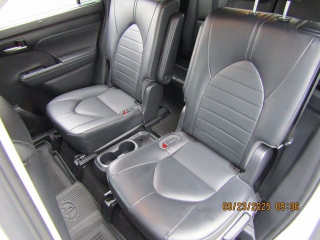 used 2022 Toyota Highlander car, priced at $31,999