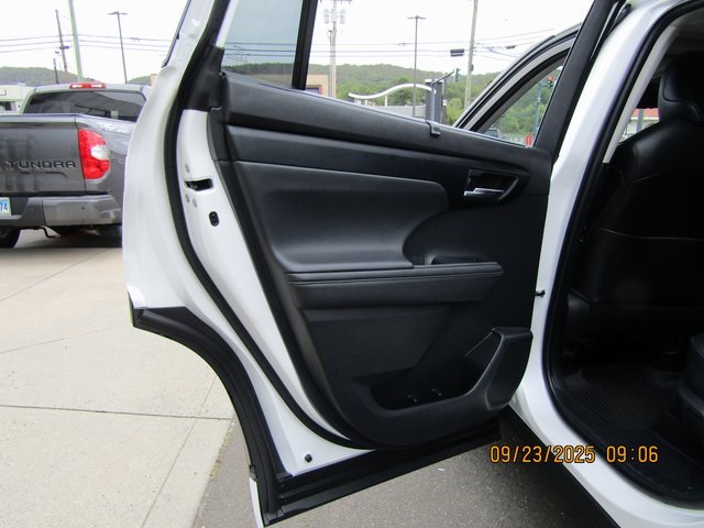 used 2022 Toyota Highlander car, priced at $31,999