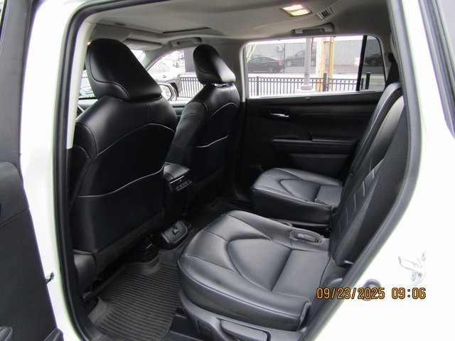 used 2022 Toyota Highlander car, priced at $31,999