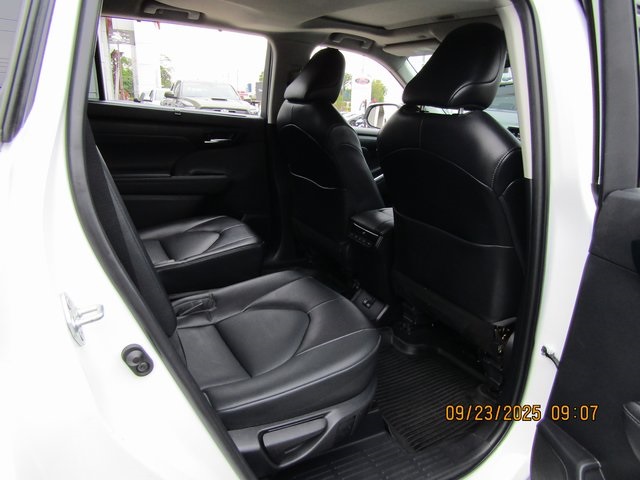 used 2022 Toyota Highlander car, priced at $31,999