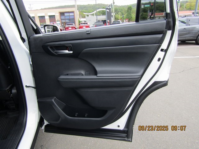 used 2022 Toyota Highlander car, priced at $31,999