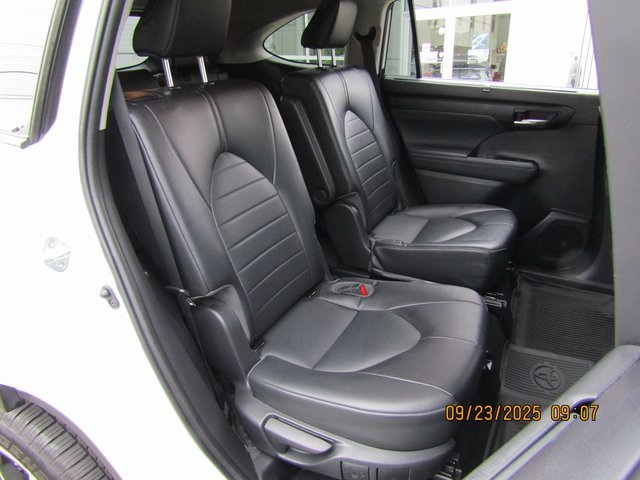 used 2022 Toyota Highlander car, priced at $31,999