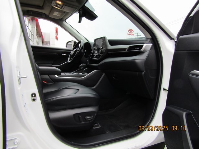 used 2022 Toyota Highlander car, priced at $31,999