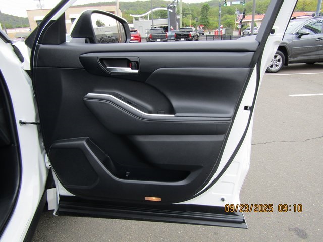 used 2022 Toyota Highlander car, priced at $31,999