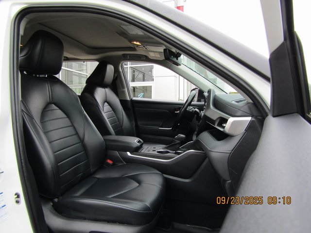 used 2022 Toyota Highlander car, priced at $31,999