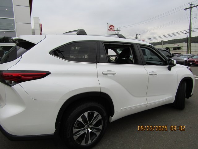 used 2022 Toyota Highlander car, priced at $31,999