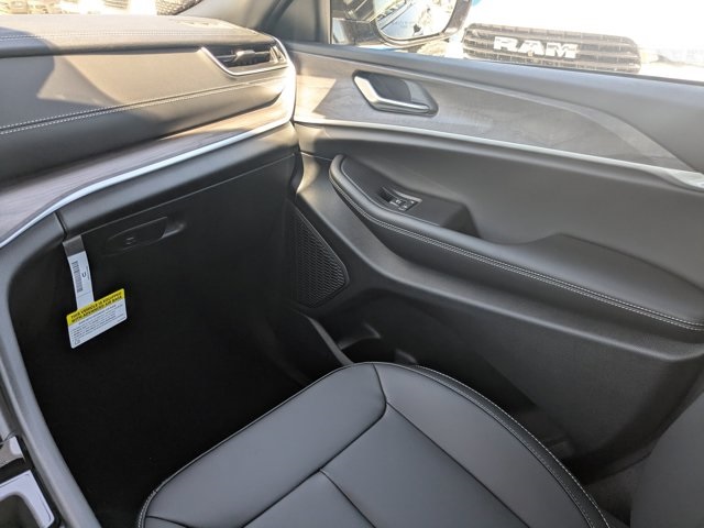 new 2025 Jeep Grand Cherokee car, priced at $40,220