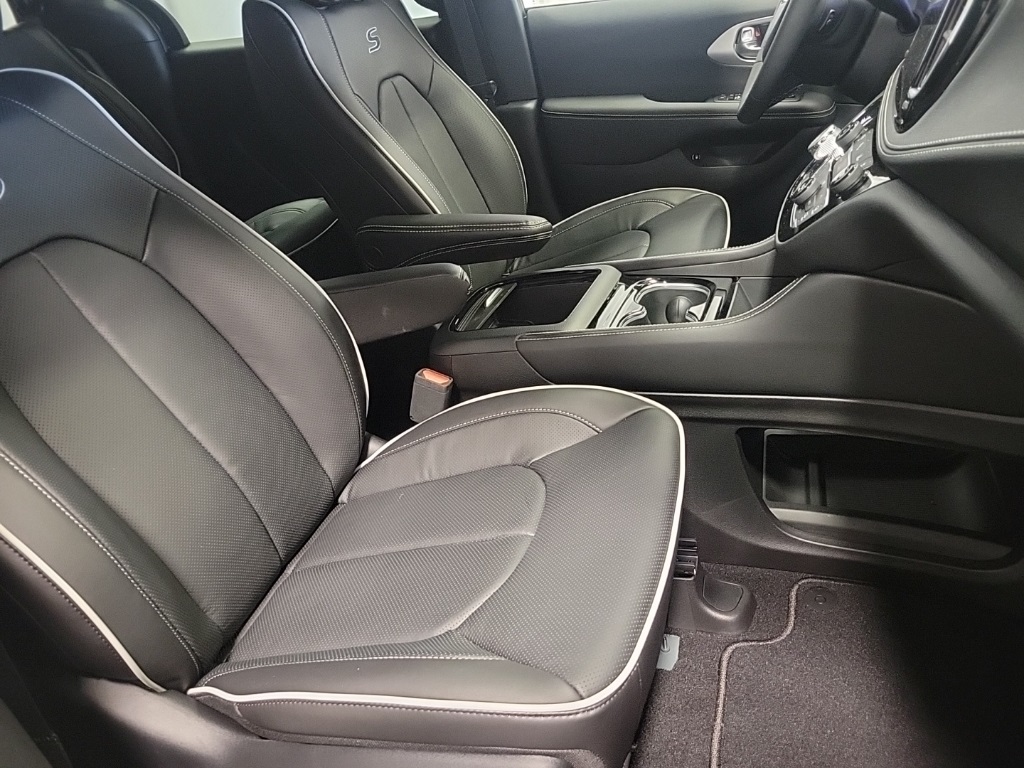 new 2025 Chrysler Pacifica Hybrid car, priced at $45,888