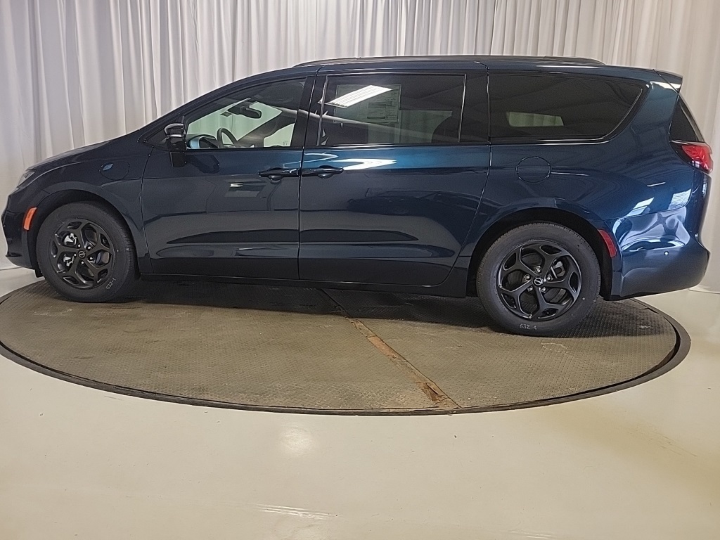 new 2025 Chrysler Pacifica Hybrid car, priced at $45,888