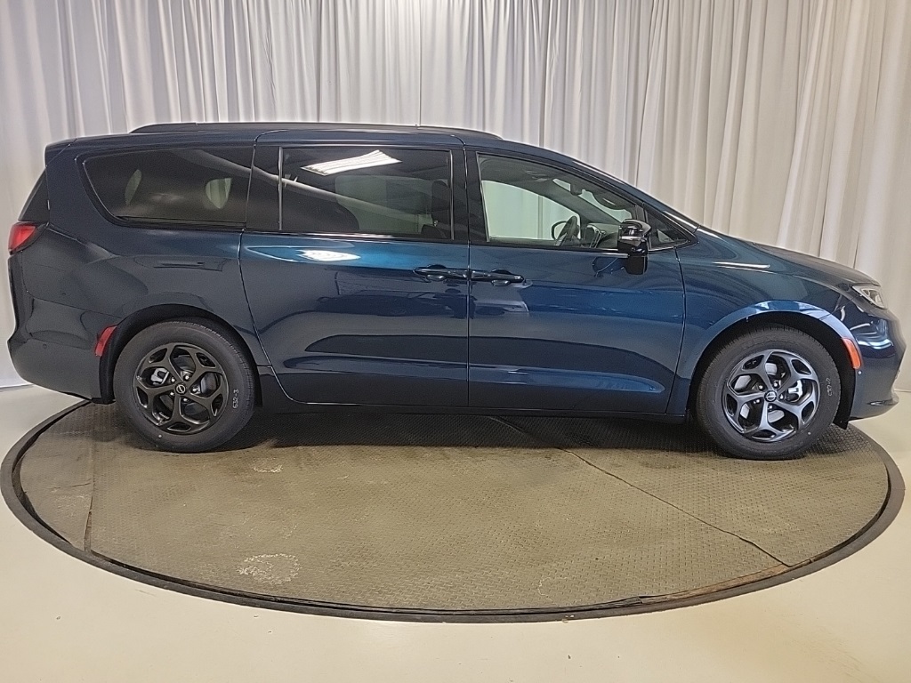 new 2025 Chrysler Pacifica Hybrid car, priced at $45,888