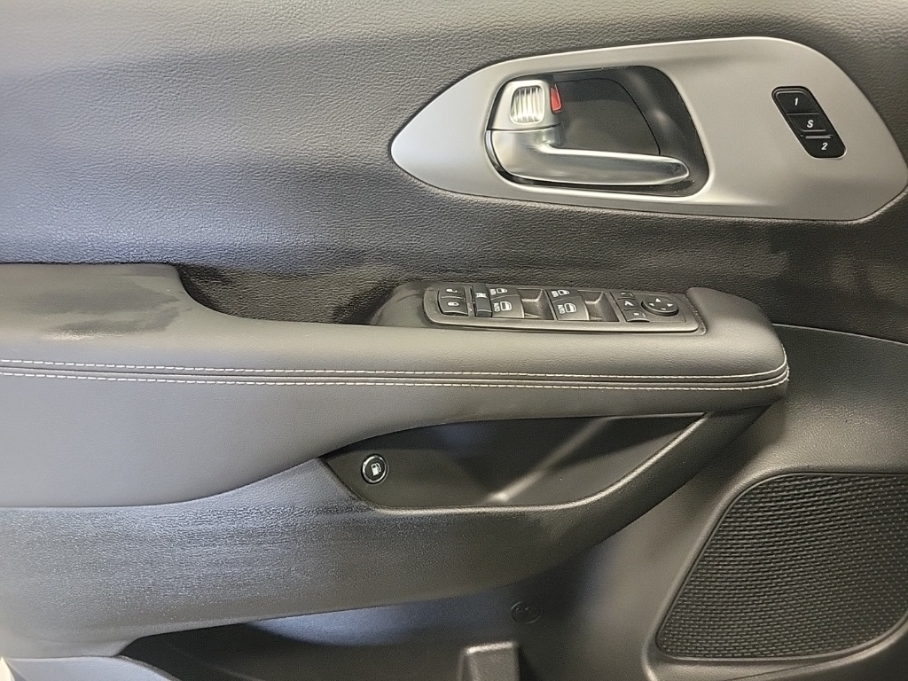 new 2025 Chrysler Pacifica Hybrid car, priced at $45,888