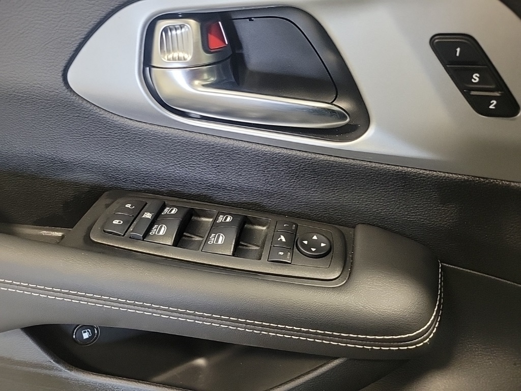 new 2025 Chrysler Pacifica Hybrid car, priced at $45,888